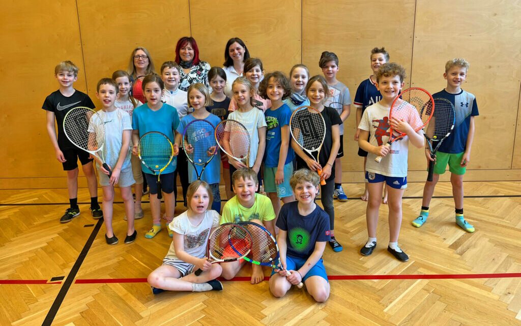 Titelbild zum Beitrag: Gainfarner Volksschulkinder schnuppern in die Welt des Tennissports