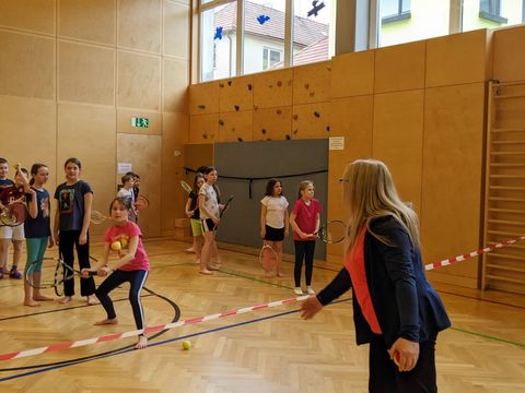 Foto 1 von 5: Gainfarner Volksschulkinder schnuppern in die Welt des Tennissports (vergrößern)