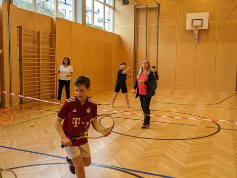 Foto 4 von 5: Gainfarner Volksschulkinder schnuppern in die Welt des Tennissports (vergrößern)