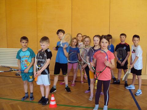 Foto 2 von 4: Die Kinder der Volksschule Gainfarn spielen Tennis (vergrößern)