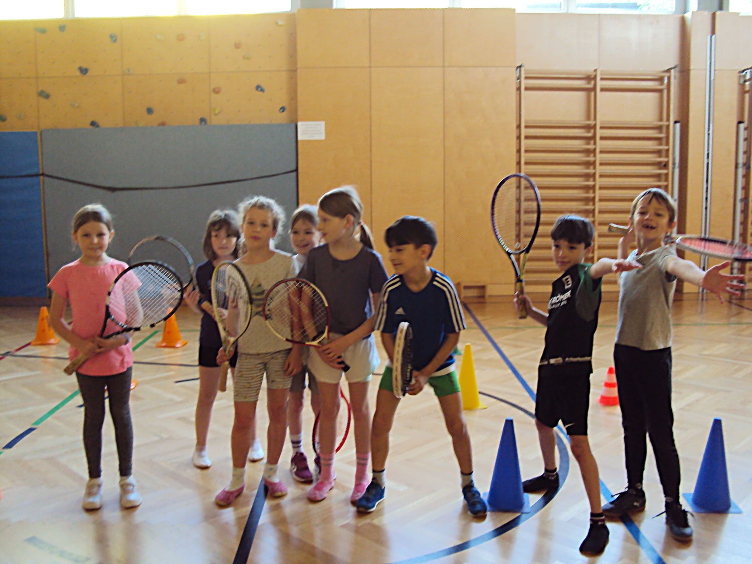 Titelbild zum Beitrag: Die Kinder der Volksschule Gainfarn spielen Tennis