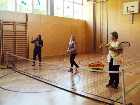 Foto 4 von 4: Die Kinder der Volksschule Gainfarn spielen Tennis (vergrößern)