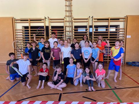 Foto 1 von 4: Tennis-Spaß in der Volksschule Gainfarn (vergrößern)