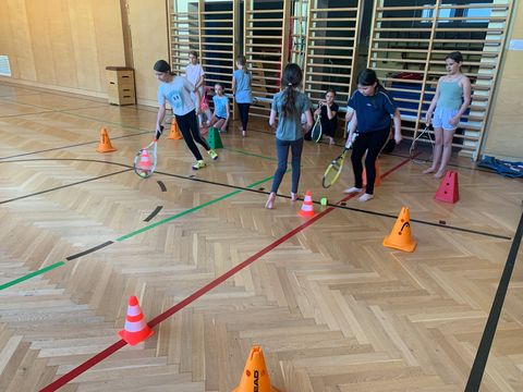 Foto 2 von 4: Tennis-Spaß in der Volksschule Gainfarn (vergrößern)