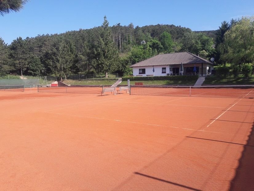 Die Sandplätze des TC Bad Vöslau mit dem Clubhaus