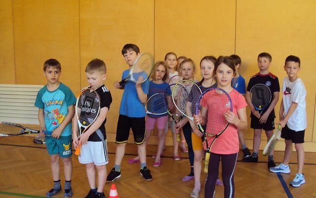 Kinder mit Tennisschlägern