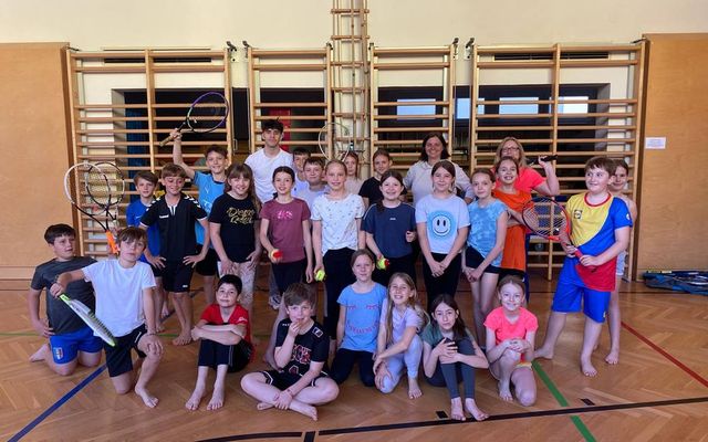 Kinder beim Tennis in der Turnhalle der Volksschule Gainfarn