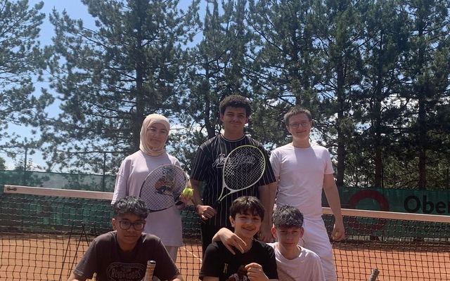 Schulklasse am Tennisplatz bei der Klassen Challenge