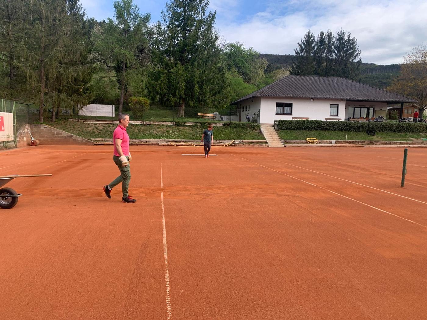 Sandplatz mit Clubhaus des TC Bad Vöslau